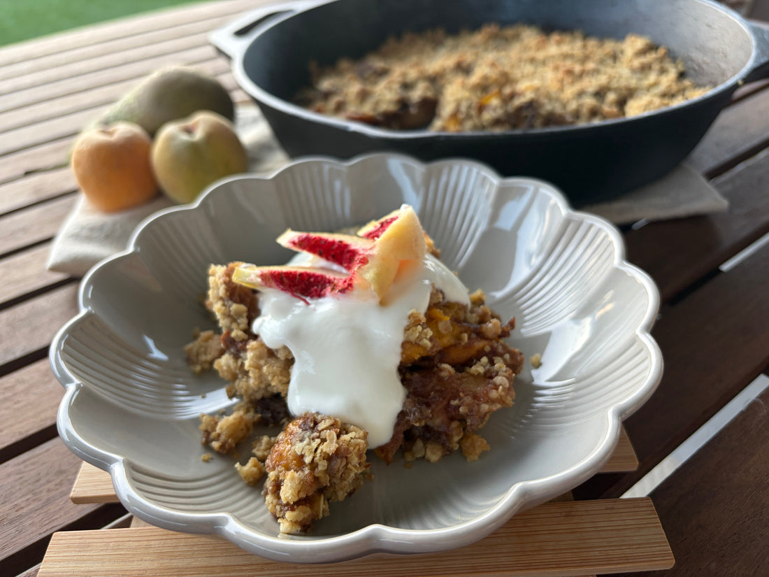Crumble cu pere și piersici în Tigaie de fontă: Fructe caramelizate și crustă crocantă într-un singur vas