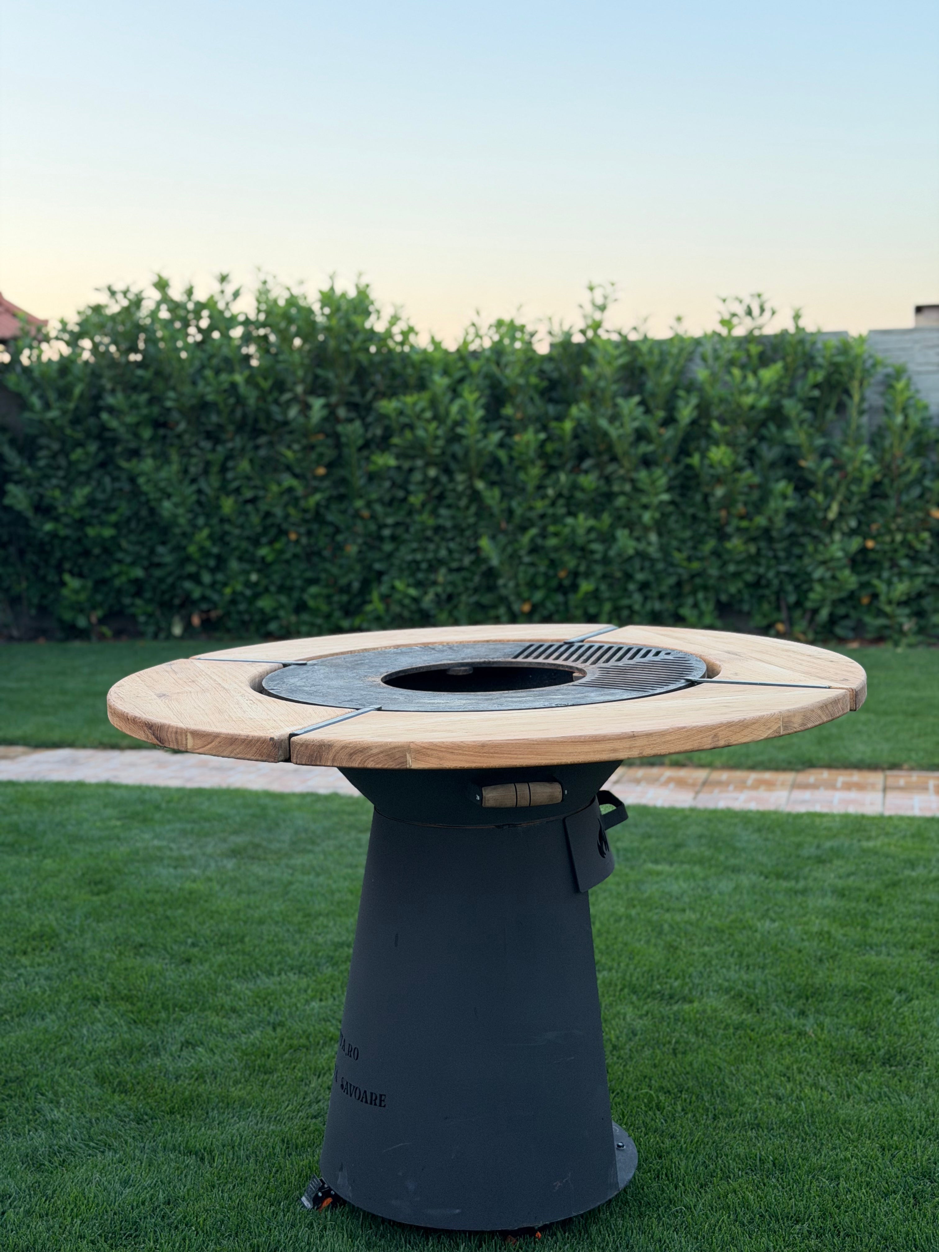 Gratar rotund Vatra Apusenilor 75 cm cu blat de stejar