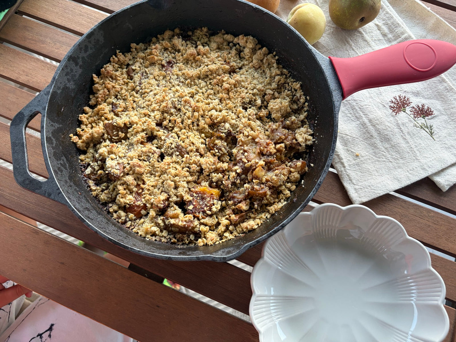 Crumble auriu, scos din cuptor, în tigaia de fontă cu mâner acoperit