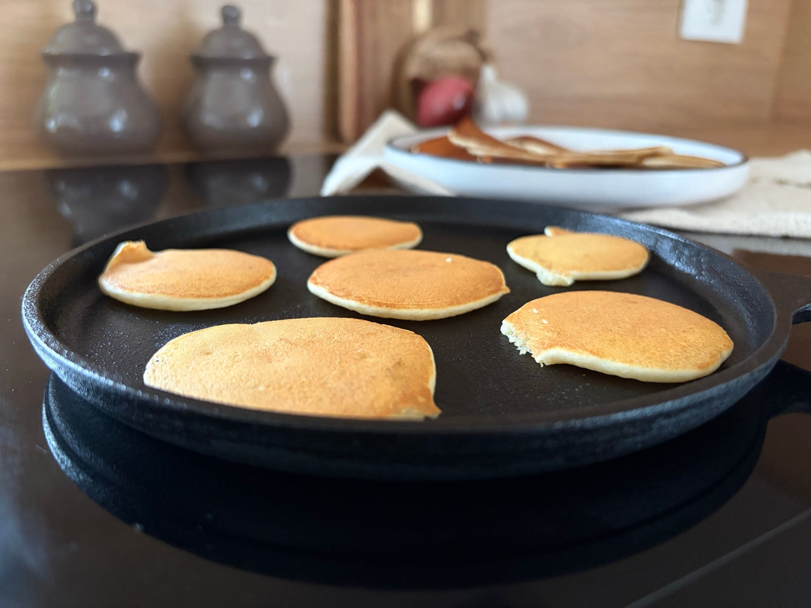 Mini pancakes aurii, rumenite uniform pe lespedea de fontă